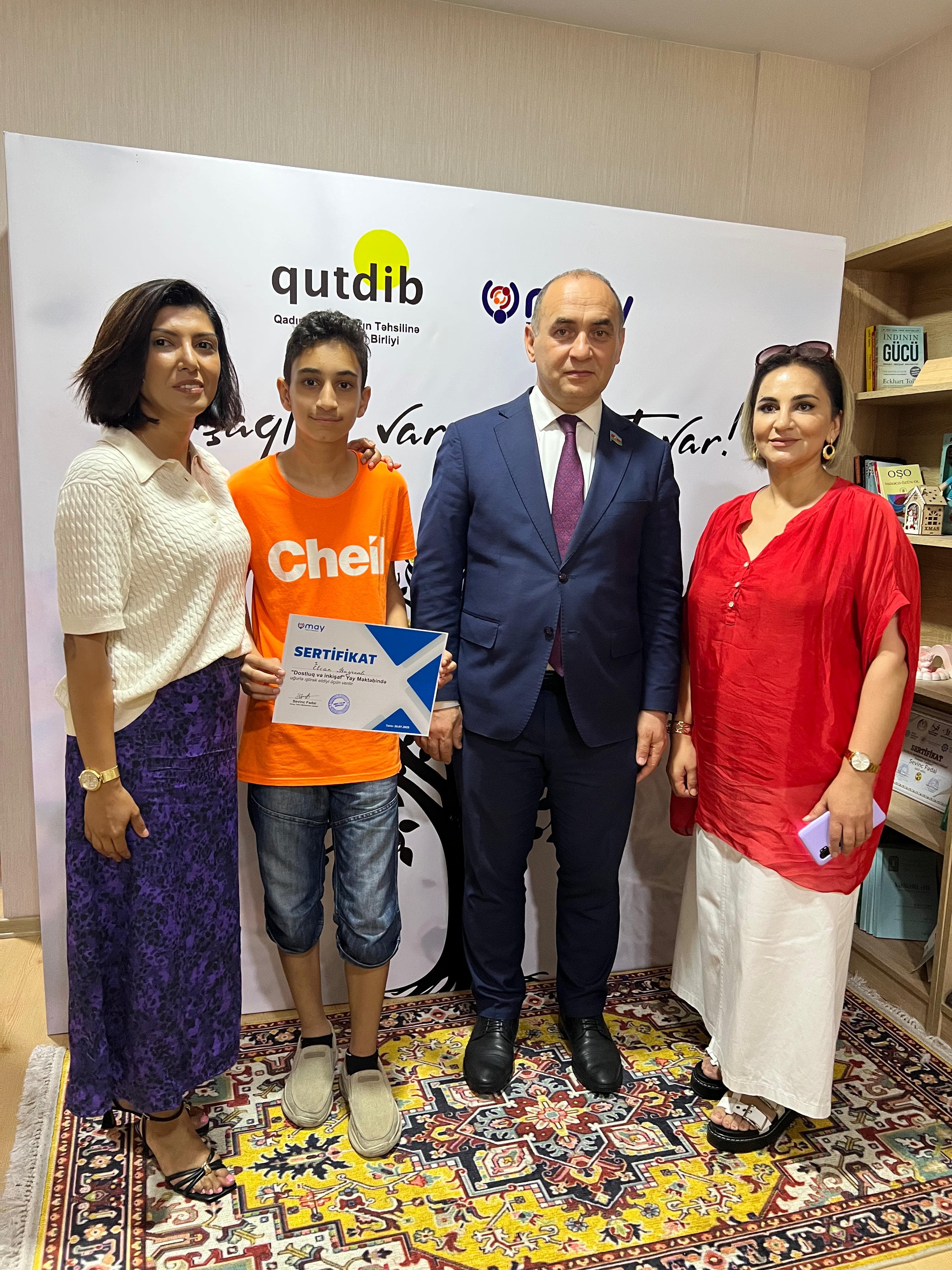 Balaca vətəndaşlarla böyük söhbət: Millət vəkili yay məktəbində (FOTO)